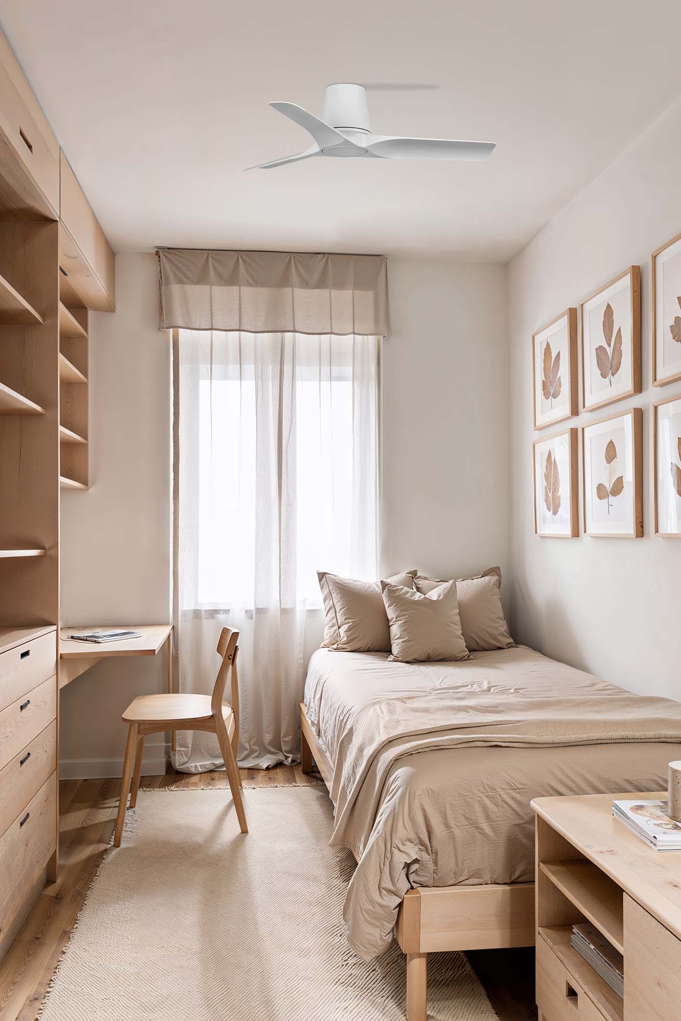 Ventilador de techo HEY TUB S blanco y madera clara FARO 33826WT en ambiente sala, diseño silencioso motor DC, compatible Smart Tuya, sin luz, ventilación eficiente plafón