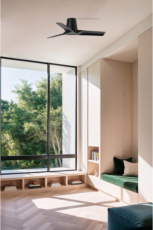 Ventilador de techo HEY TUB S en negro y madera oscura DC de Faro modelo 33827, en ambiente de hogar moderno con ventilación eficiente, motor DC silencioso, mando a distancia y función inversa para plafón elegante.