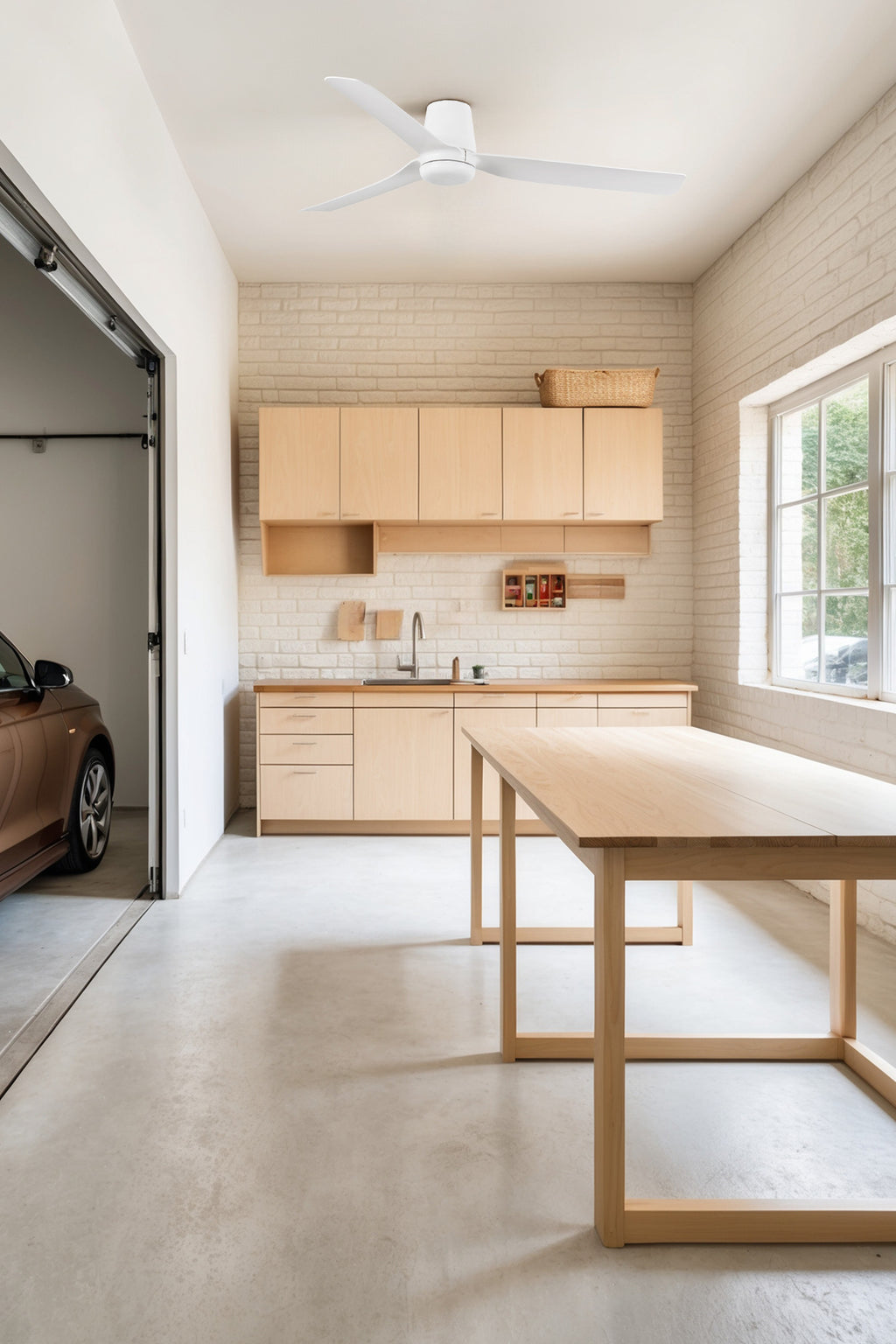 Ventilador de techo PUNT TUB M blanco modelo 33828 de FARO en ambiente moderno de sala luminosa, con aspas ABS, motor DC eficiente, 6 velocidades, función inversa para verano e invierno, y mando a distancia incluido