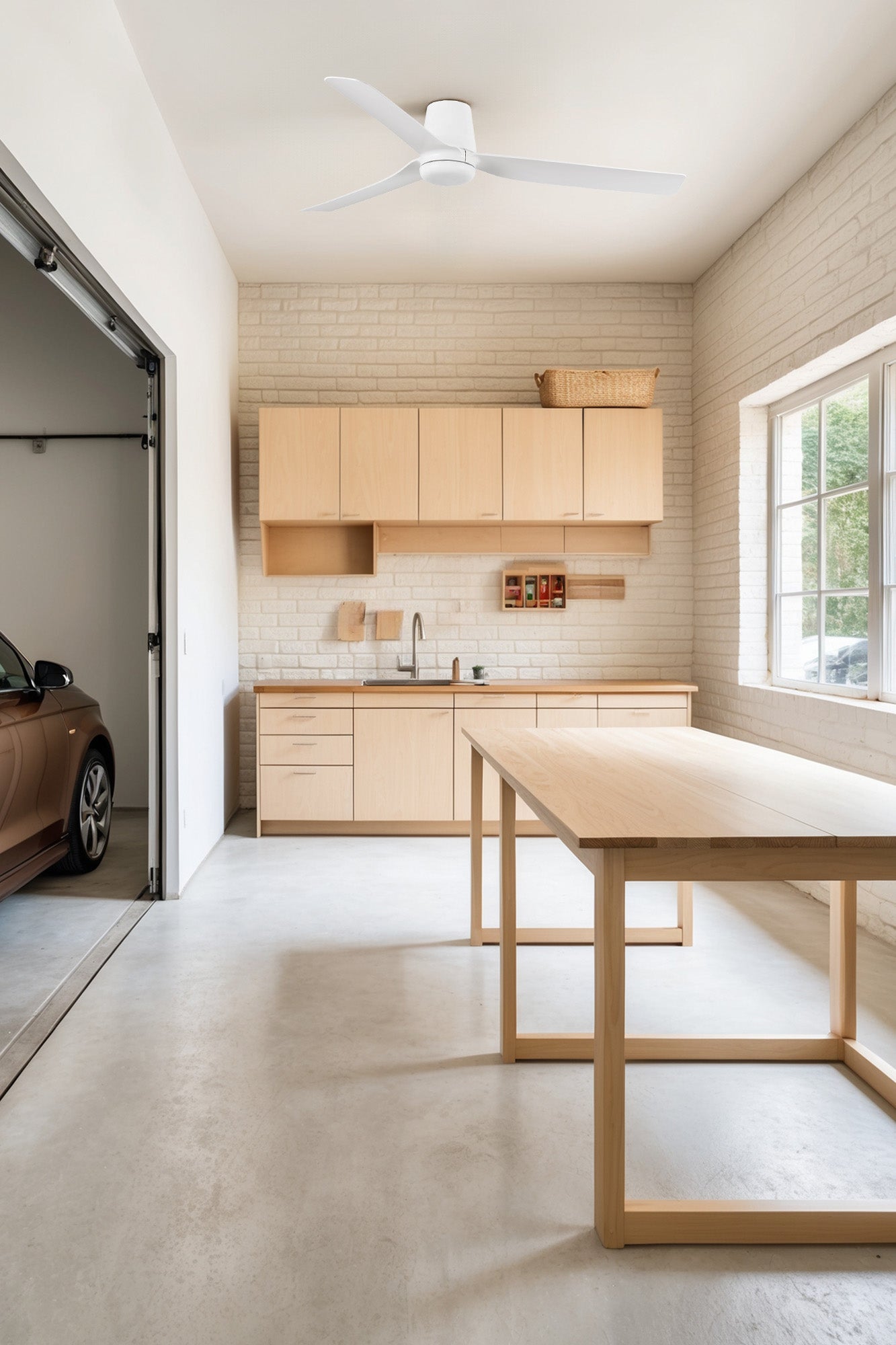 Ventilador de techo PUNT TUB M blanco modelo 33828 de FARO en ambiente moderno de sala luminosa, con aspas ABS, motor DC eficiente, 6 velocidades, función inversa para verano e invierno, y mando a distancia incluido