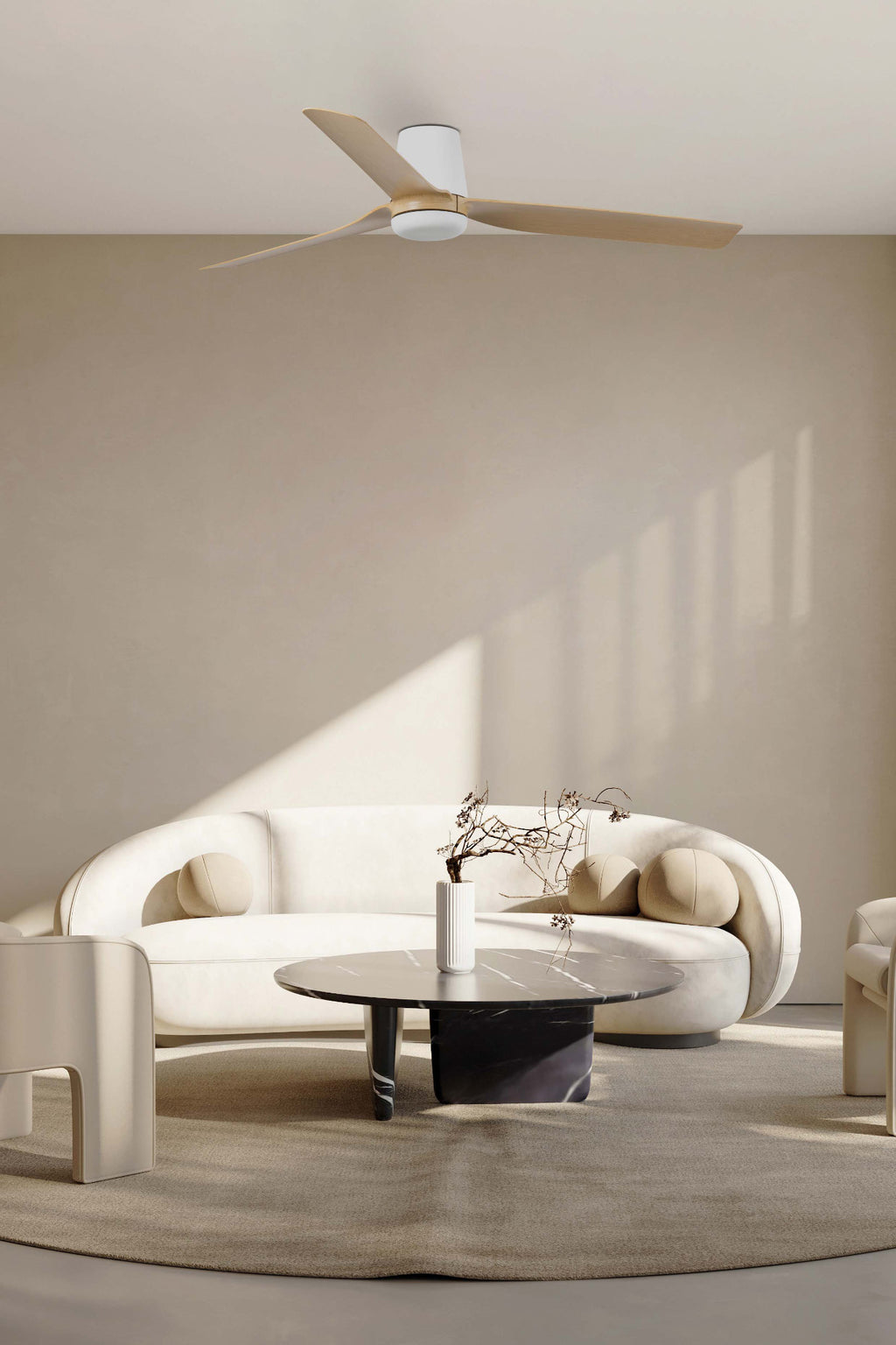 Ventilador de techo PUNT TUB M blanco con madera clara de FARO (modelo 33829), imagen ambiente en estancia mediana con diseño minimalista, motor DC eficiente, mando a distancia y función inversa para ventilación óptima.