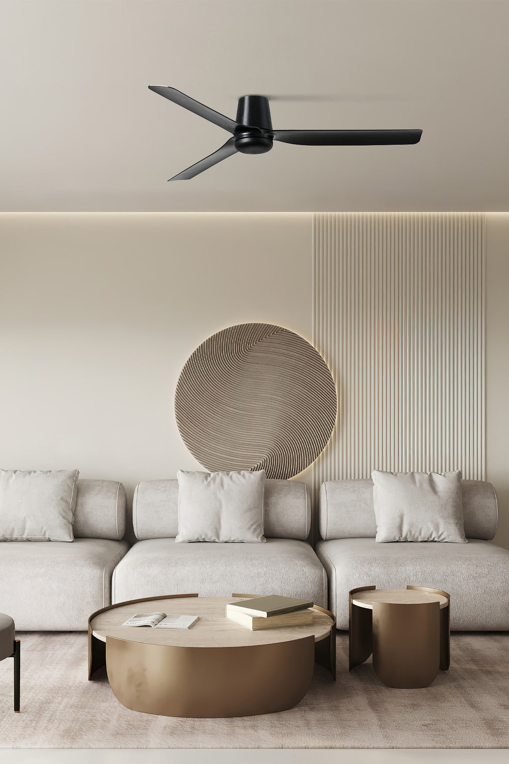 Ventilador de techo PUNT TUB M negro de FARO modelo 33830 en ambiente doméstico de estancia mediana, con motor DC de bajo consumo, función inversa, mando a distancia y aspas de ABS para ventilación eficiente.