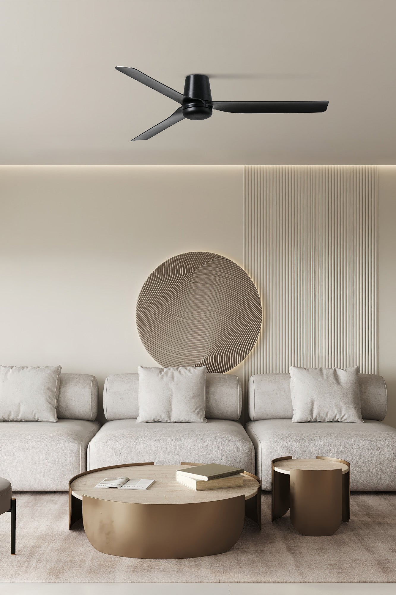 Ventilador de techo PUNT TUB M negro de FARO modelo 33830 en ambiente doméstico de estancia mediana, con motor DC de bajo consumo, función inversa, mando a distancia y aspas de ABS para ventilación eficiente.