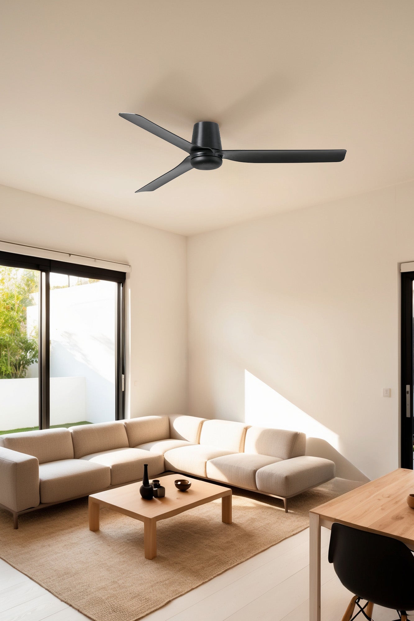 Ventilador de techo PUNT TUB M negro/nogal con tecnología smart TUYA de FARO, modelo 33830WT, en ambiente hogareño moderno con diseño minimalista y motor DC silencioso