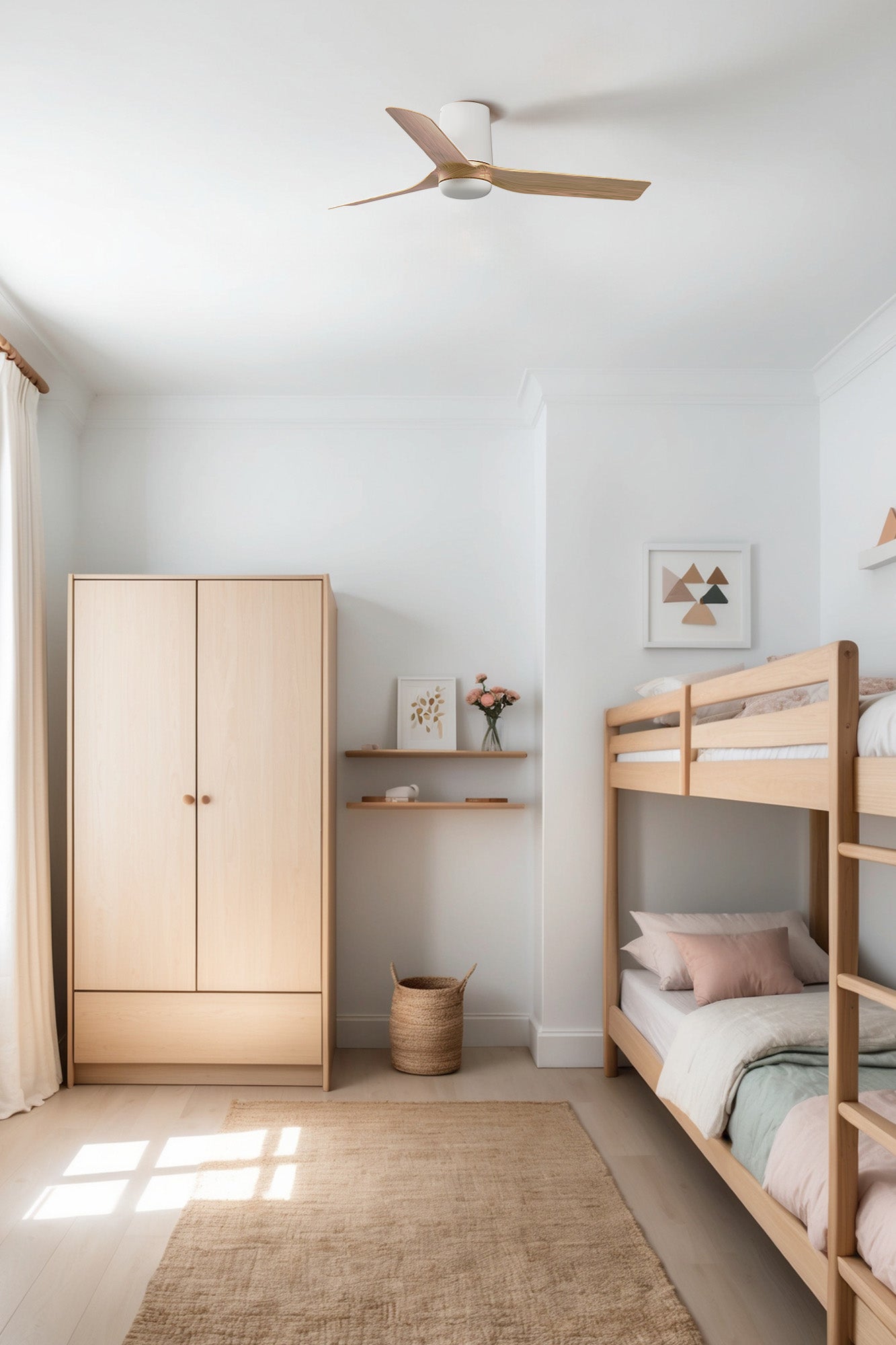 Ventilador de techo MINI PUNT TUB S en blanco y madera clara de FARO modelo 33833, imagen ambiente en habitación luminosa con motor DC de bajo consumo, sin luz integrada, mando a distancia y función inversa para ventilación eficiente en el hogar.