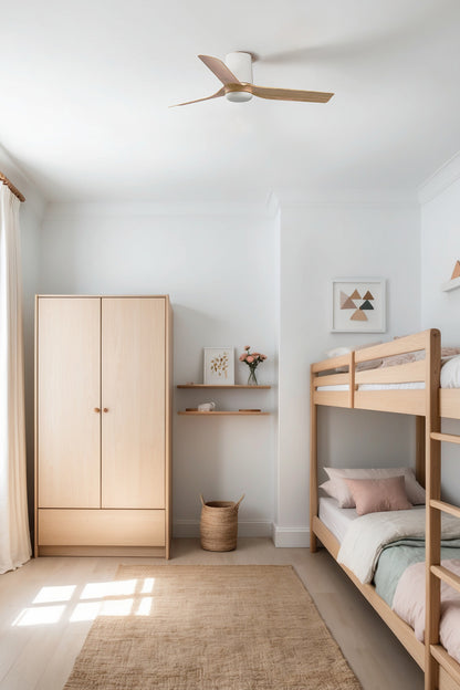 Ventilador de techo MINI PUNT TUB S en blanco y madera clara de FARO modelo 33833, imagen ambiente en habitación luminosa con motor DC de bajo consumo, sin luz integrada, mando a distancia y función inversa para ventilación eficiente en el hogar.