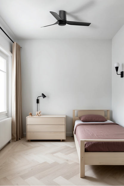 Ventilador de techo Mini Punt Tub S en negro mate y nogal de FARO, modelo 33834WT, smart Tuya con motor DC, en ambiente de hogar moderno con control remoto.