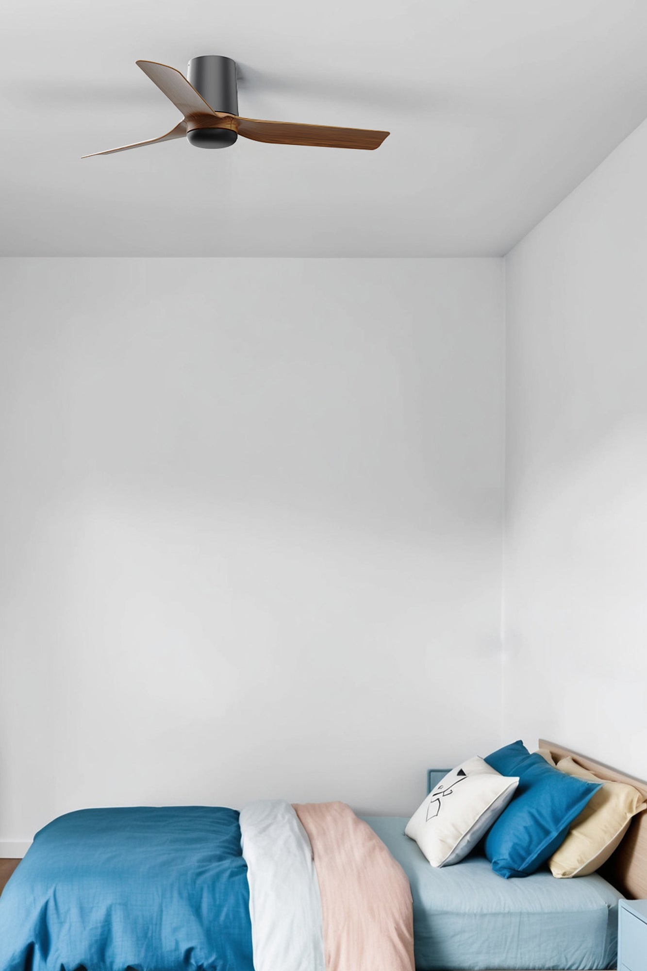 Ventilador de techo MINI PUNT TUB S en negro y nogal de FARO modelo 33835, imagen ambiente en habitación pequeña con motor DC de bajo consumo para ventilación verano e invierno, sin luz integrada.