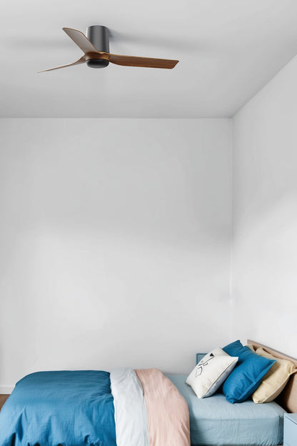 Ventilador de techo MINI PUNT TUB S en negro y nogal de FARO modelo 33835, imagen ambiente en habitación pequeña con motor DC de bajo consumo para ventilación verano e invierno, sin luz integrada.