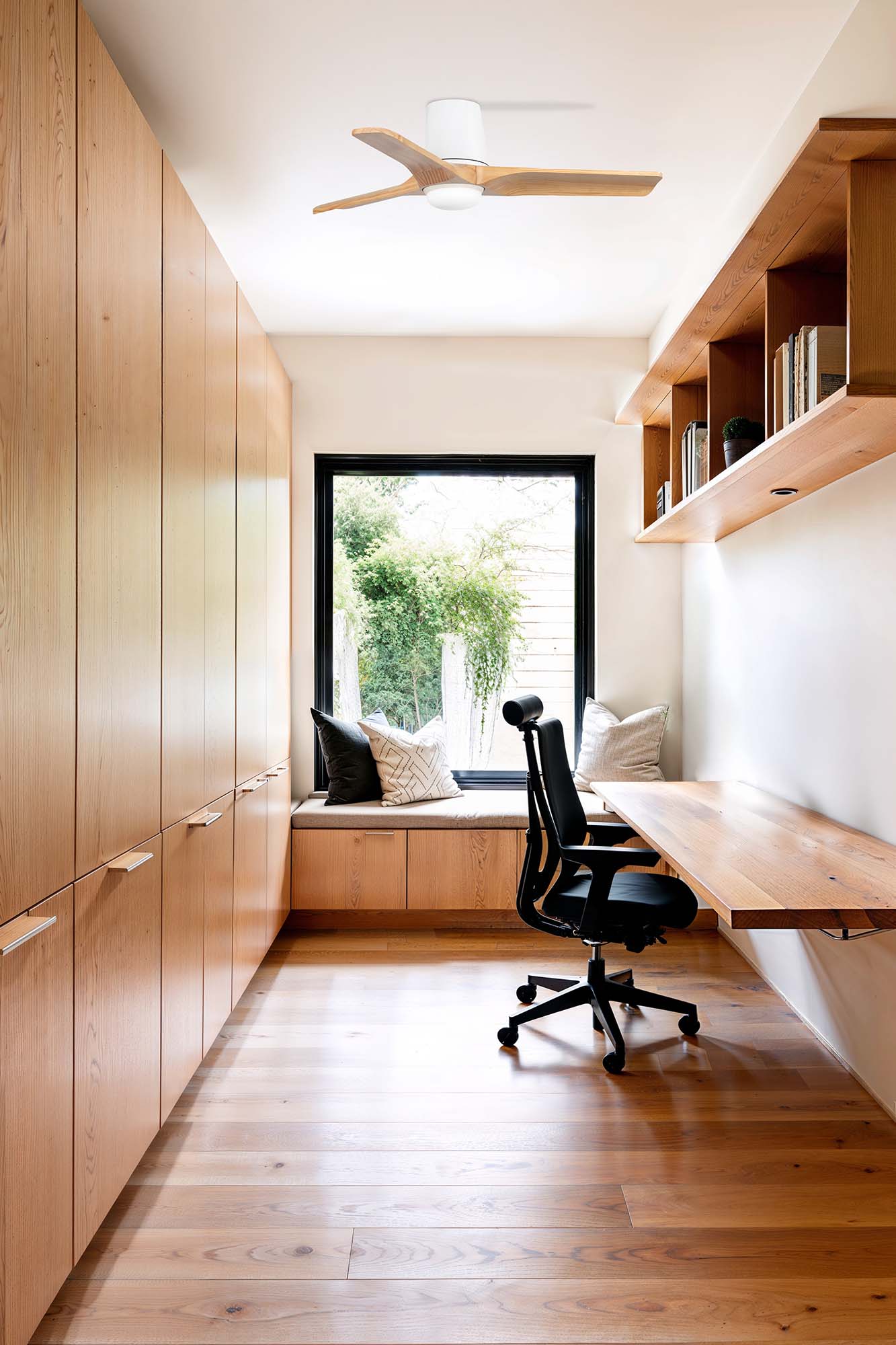 Ventilador de techo HEYWOOD TUB LED S en blanco y pino de FARO modelo 33836-1TW, diseño moderno con luz LED regulable, motor DC eficiente y madera FSC, ideal para ventilación en interiores contemporáneos.