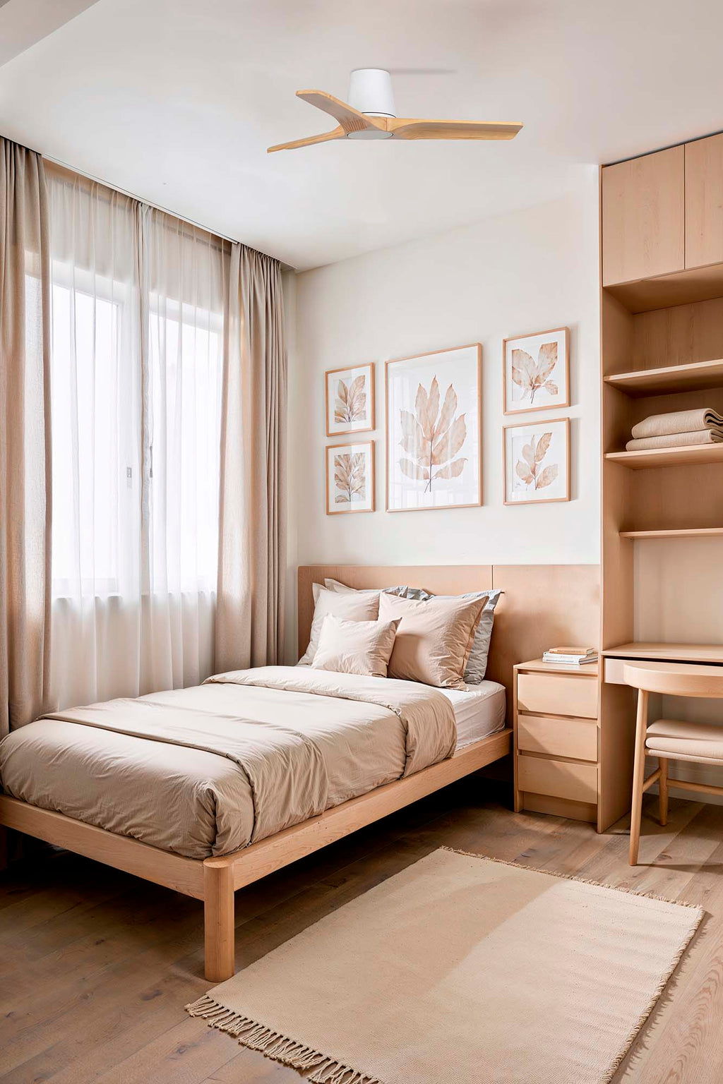 Ventilador de techo HEYWOOD TUB S blanco y pino FARO 33836WT en ambiente hogareño, motor DC eficiente, compatible con Tuya smart para hogar inteligente y ventilación óptima.