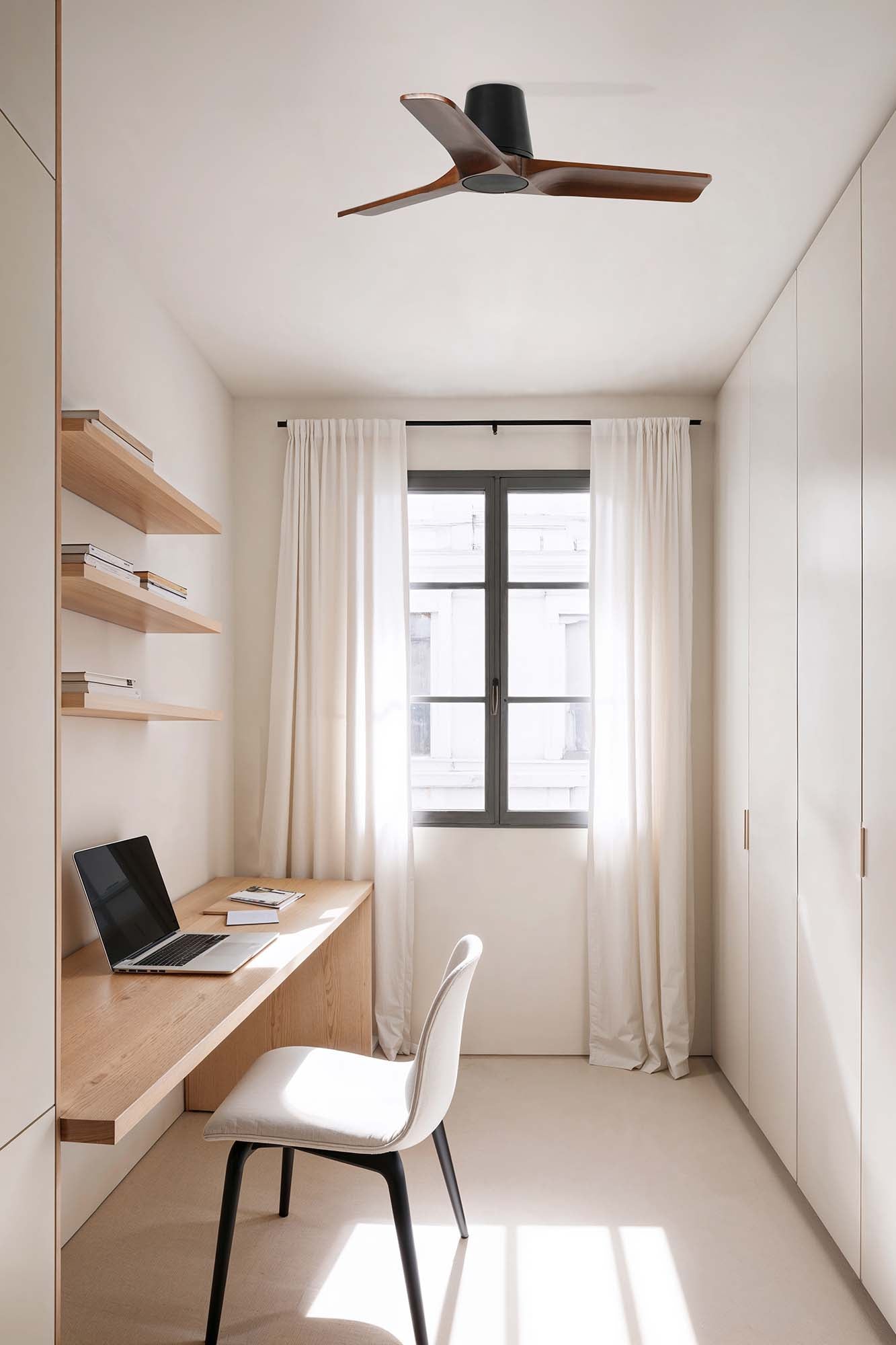 Ventilador de techo HEYWOOD TUB S en negro y nogal oscuro FSC de FARO modelo 33837 en ambiente acogedor de sala moderna, con motor DC eficiente, mando a distancia y diseño sin luz para ventilación óptima.