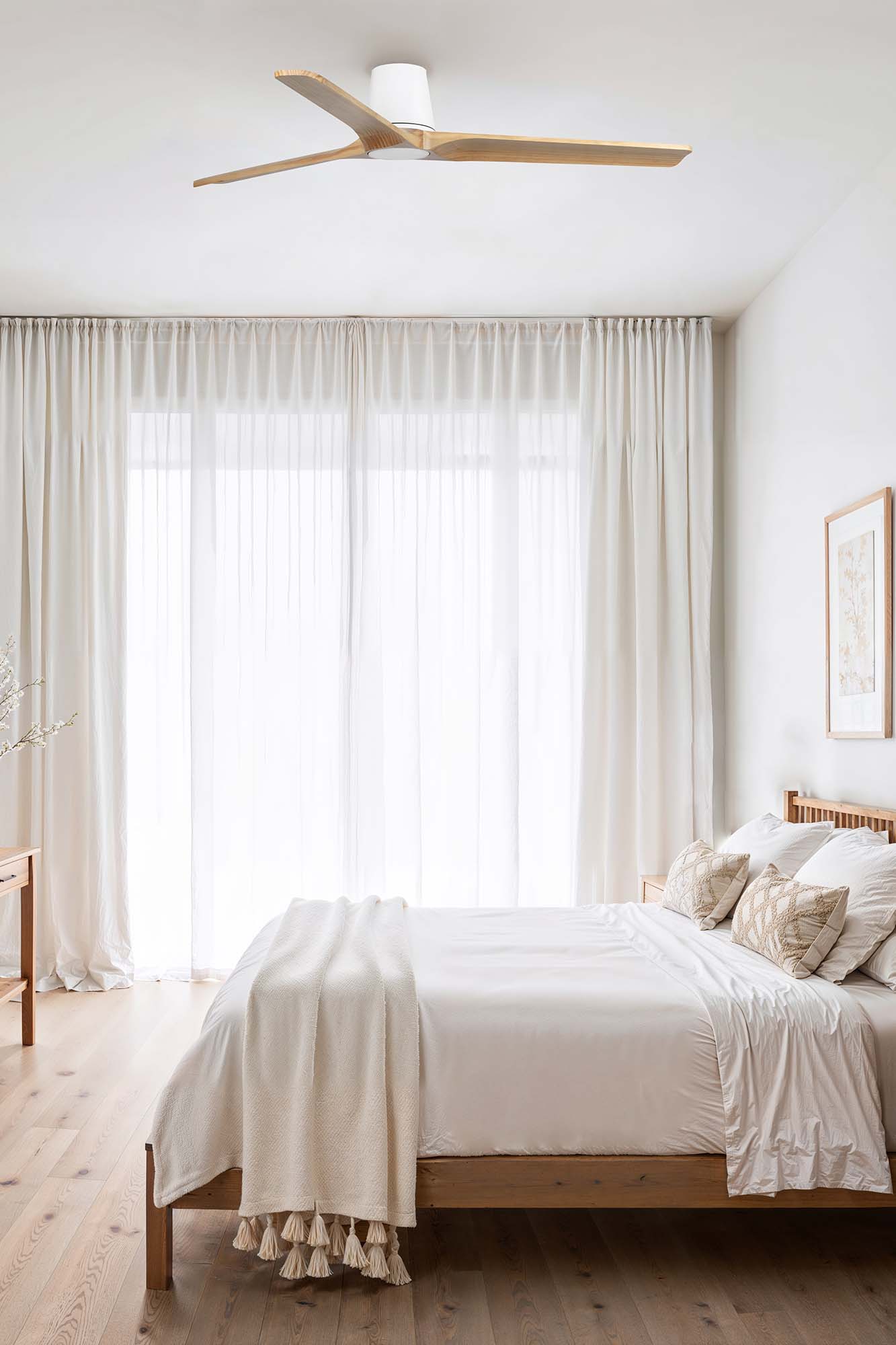 Ventilador de techo HEYWOOD TUB L en blanco y pino FSC certificado, modelo FARO 33838 sin luz integrada, motor DC eficiente con mando a distancia para ventilación en hogar moderno, vista ambiente en sala luminosa.