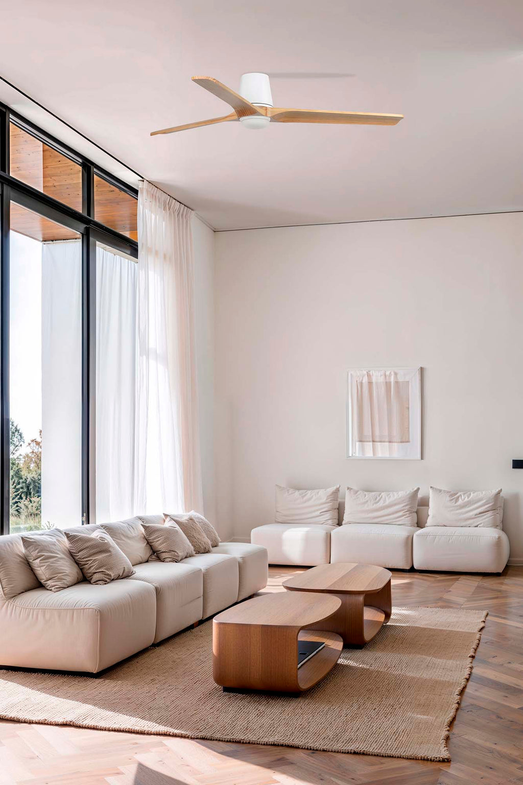 Ventilador de techo LED Heywood Tub L blanco/pino FARO (modelo 33838WT-1TW) en ambiente hogareño, con iluminación LED integrada, compatible Tuya smart home y madera sostenible FSC para ventilación eficiente.