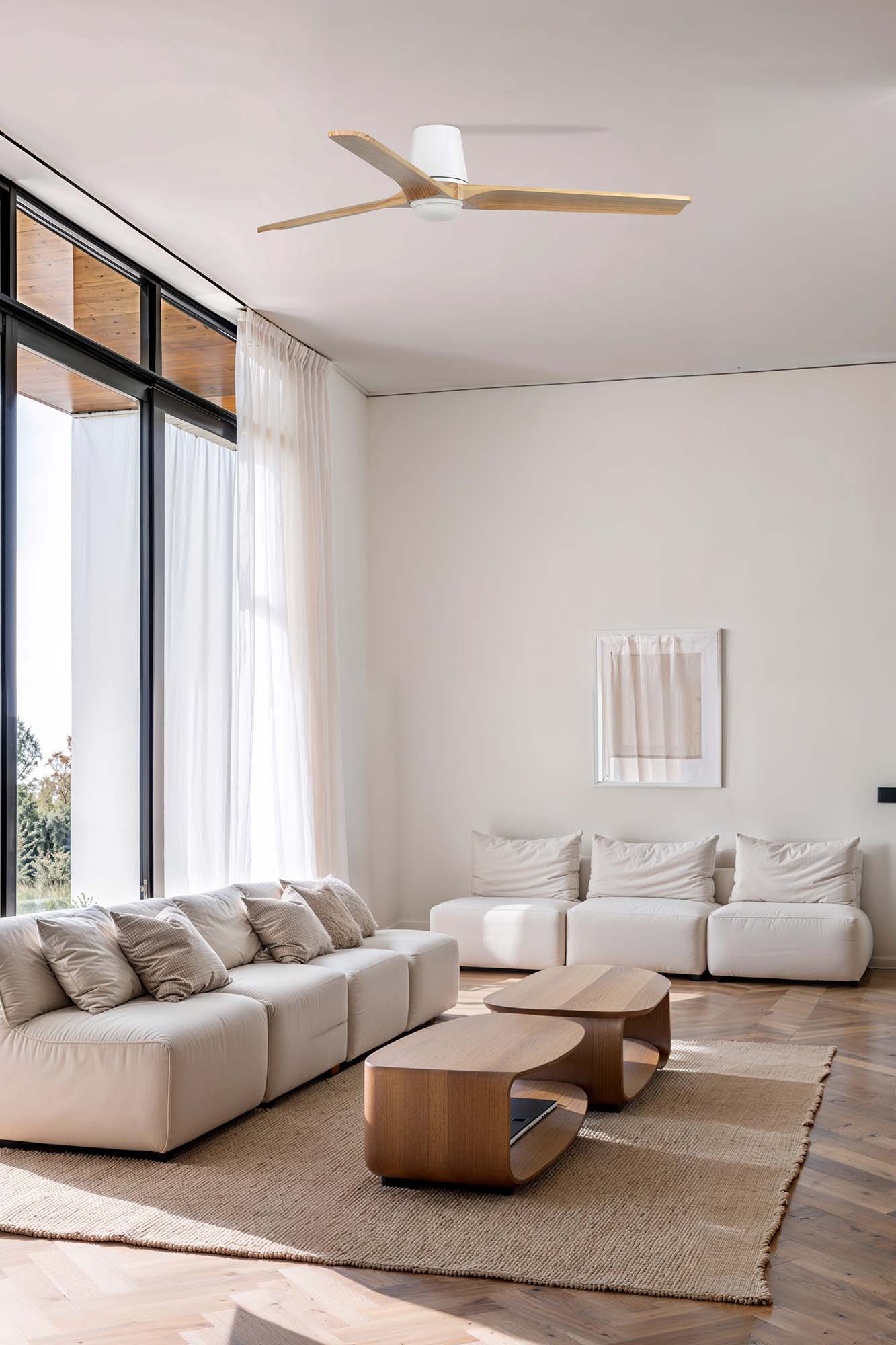 Ventilador de techo LED Heywood Tub L blanco/pino FARO (modelo 33838WT-1TW) en ambiente hogareño, con iluminación LED integrada, compatible Tuya smart home y madera sostenible FSC para ventilación eficiente.