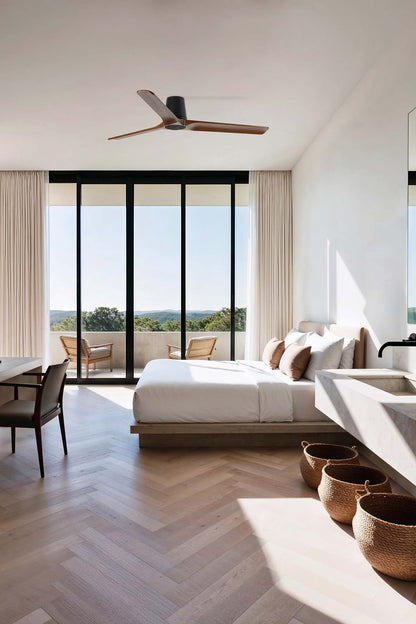 Ventilador de techo HEYWOOD TUB L en negro y nogal FSC de FARO (modelo 33839) en ambiente de hogar moderno, con motor DC eficiente, control remoto y ventilación sin luz integrada, diseño minimalista de madera certificada para interiores contemporáneos.