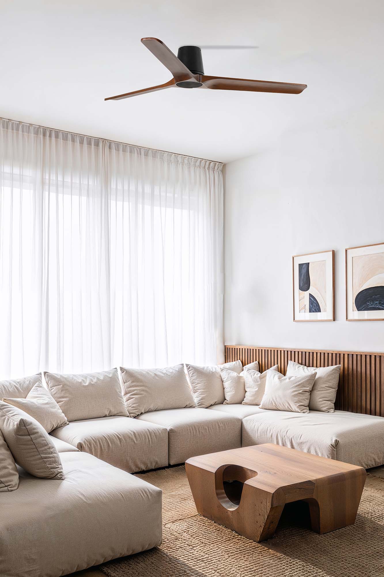 Ventilador de techo HEYWOOD TUB L en negro y nogal oscuro de FARO modelo 33839WT, ambiente moderno con ventilación smart Tuya, control remoto y madera FSC sostenible.