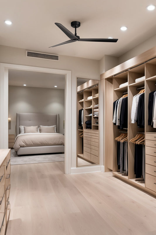 Ventilador de techo negro MILOS L WIZ de FARO modelo 34100WW en ambiente hogareño, con motor DC silencioso, mando a distancia, 6 velocidades, función inversa y apto para techos inclinados, ideal para ventilación eficiente.