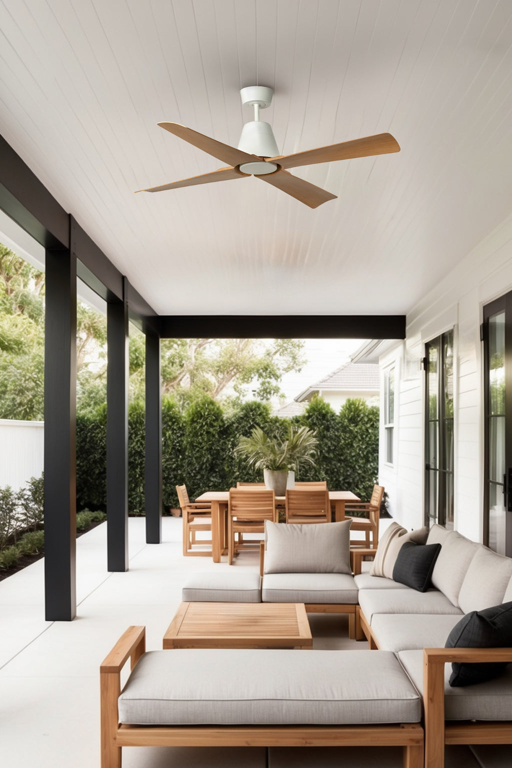 Ventilador de techo TYPHOON M en blanco y madera de FARO modelo 34105WW, sin luz, motor DC eficiente con mando a distancia e IP44, función inversa para ventilación óptima en hogar u oficina, imagen ambiente.