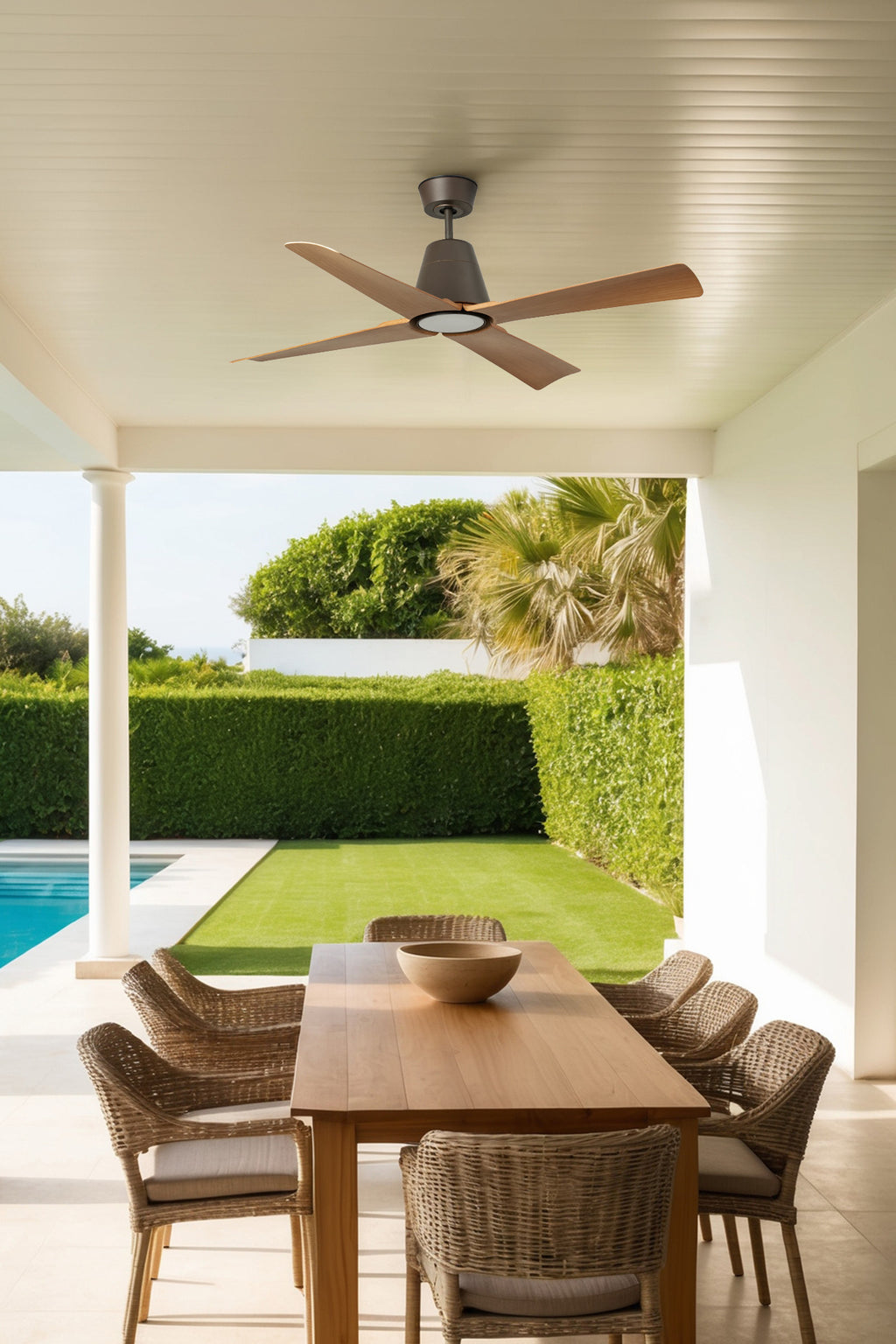 Ventilador de techo con luz TYPHOON M LED en marrón y madera de FARO (modelo 34106-130) en ambiente exterior, motor DC eficiente, LED cálido 3000K, mando a distancia, IP44 para exteriores y ventilación óptima.