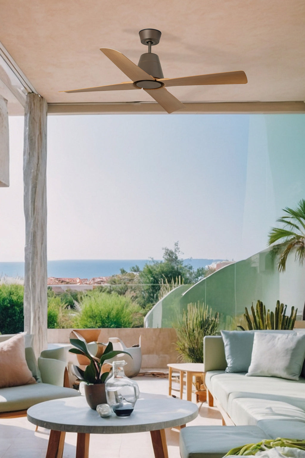 Ventilador de techo Typhoon M en marrón con aspas de madera, modelo FARO 34106, instalado en ambiente exterior con protección IP44 para techos inclinados, ventilación eficiente con mando a distancia incluido.