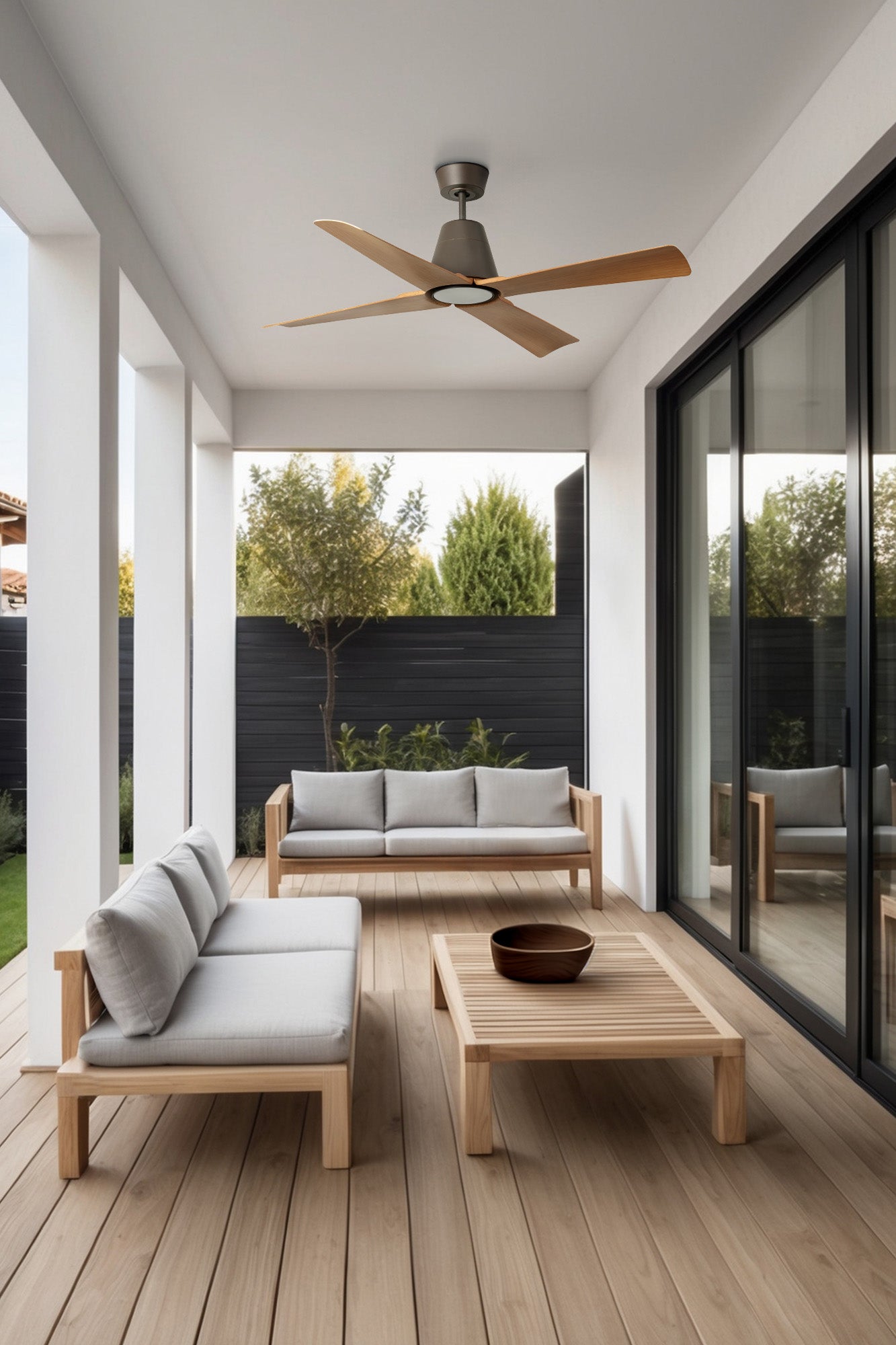 Ventilador de techo LED TYPHOON M marrón madera FARO 34106WW-130 en ambiente hogareño, con luz integrada, motor DC 6 velocidades, reversible, IP44 para techos inclinados y ventilación eficiente