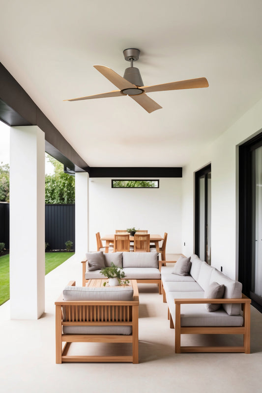 Imagen ambiente de ventilador de techo Typhoon M en marrón y madera de FARO (modelo 34106WW), con motor DC reversible, mando a distancia e IP44 para techos inclinados, instalando en salón moderno para ventilación eficiente