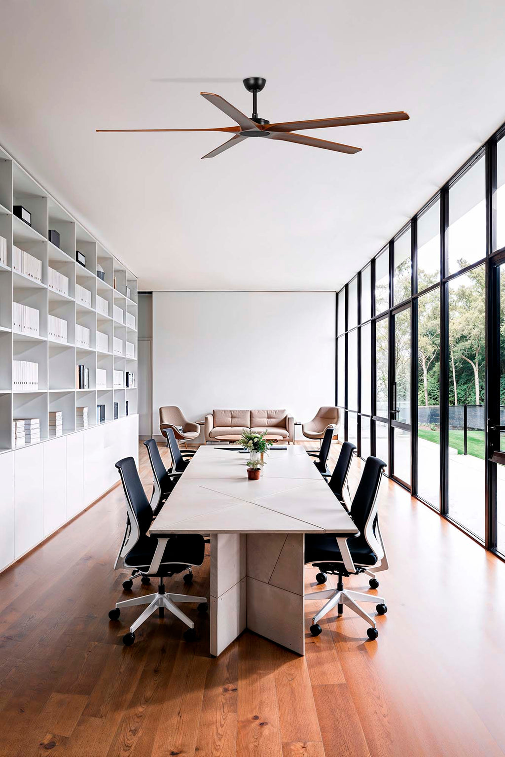 Ventilador de techo BIGWOOD 20 XL en negro y nogal FSC de FARO modelo 34190 en ambiente moderno para grandes espacios, con motor DC ecológico, función inversa y ventilación eficiente en madera certificada.