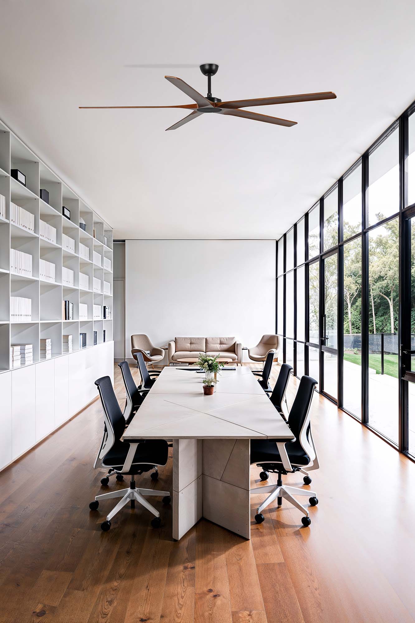 Ventilador de techo BIGWOOD 20 XL en negro y nogal FSC de FARO modelo 34190 en ambiente moderno para grandes espacios, con motor DC ecológico, función inversa y ventilación eficiente en madera certificada.