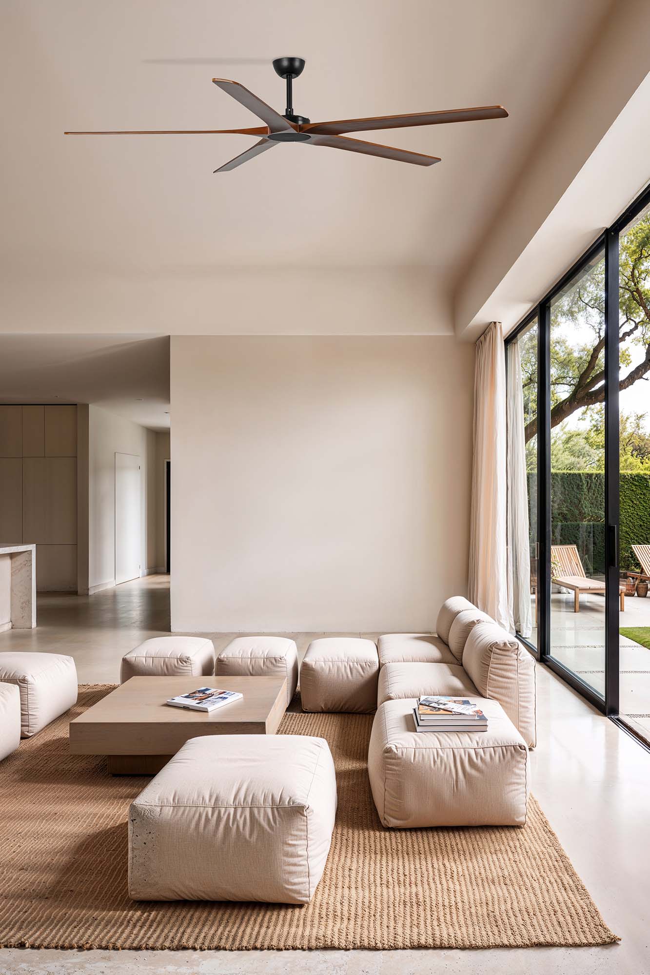 Ventilador de techo BIGWOOD 20 XL negro/nogal FARO 34190WT en ambiente hogareño inteligente, con palas de madera FSC y motor DC compatible con Tuya para ventilación eficiente.