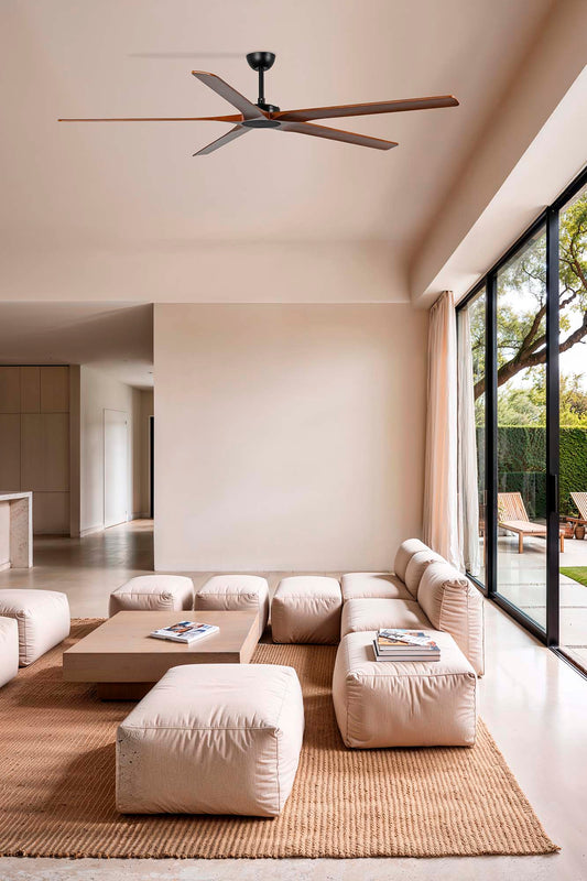 Ventilador de techo BIGWOOD 20 XL negro/nogal FARO 34190WT en ambiente hogareño inteligente, con palas de madera FSC y motor DC compatible con Tuya para ventilación eficiente.