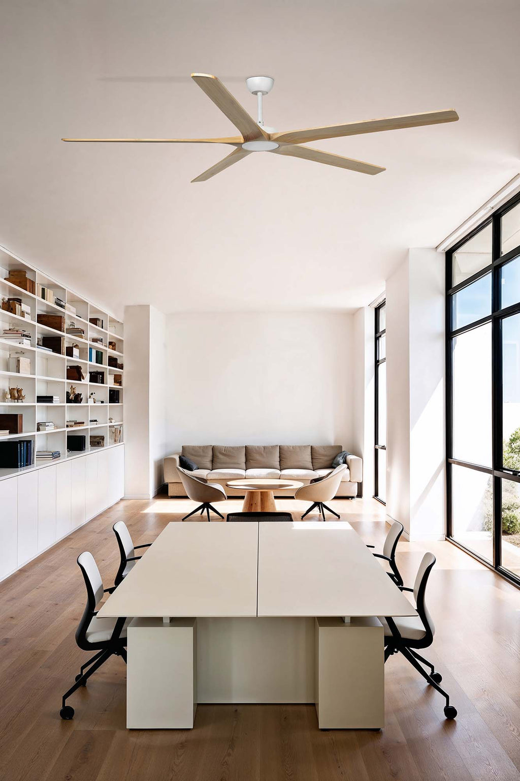 Ventilador de techo BIGWOOD 20 XL blanco y pino FSC de FARO (modelo 34191) en ambiente luminoso de sala grande, con 5 palas de madera sostenible, motor DC eficiente y función inversa para ventilación óptima en espacios amplios.