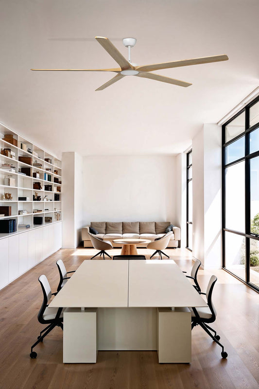 Ventilador de techo BIGWOOD 20 XL blanco y pino FSC de FARO (modelo 34191) en ambiente luminoso de sala grande, con 5 palas de madera sostenible, motor DC eficiente y función inversa para ventilación óptima en espacios amplios.