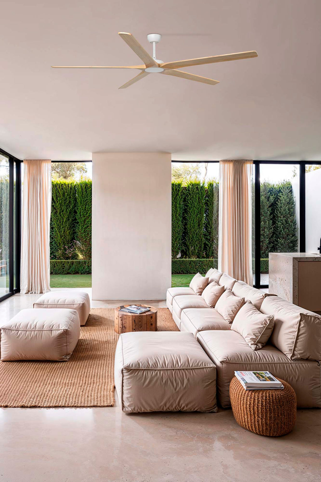 Ventilador de techo BIGWOOD 20 XL blanco y pino FARO 34191WT en ambiente hogareño, motor DC, función inversa y compatible con smart Tuya para ventilación eficiente con madera natural.