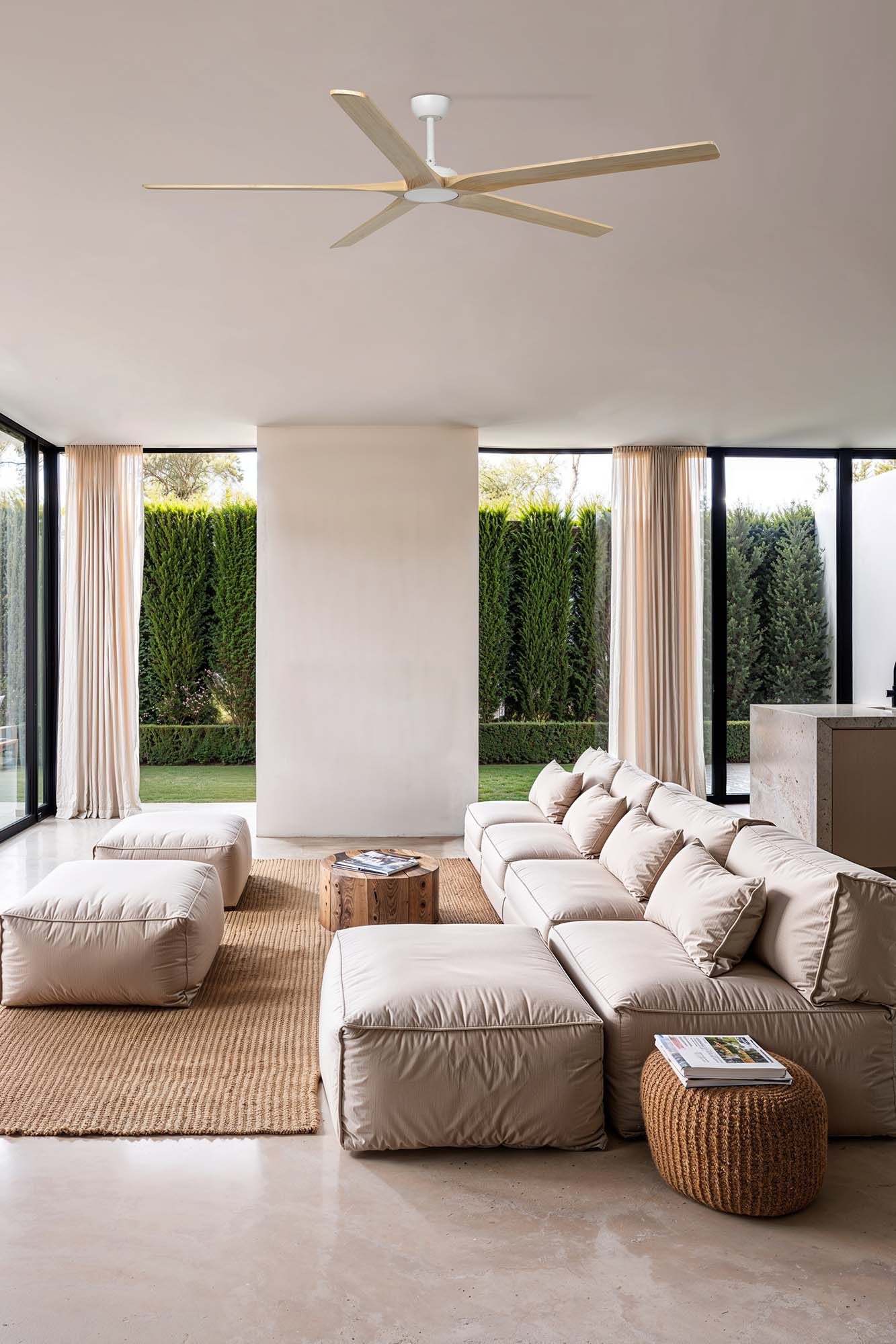 Ventilador de techo BIGWOOD 20 XL blanco y pino FARO 34191WT en ambiente hogareño, motor DC, función inversa y compatible con smart Tuya para ventilación eficiente con madera natural.