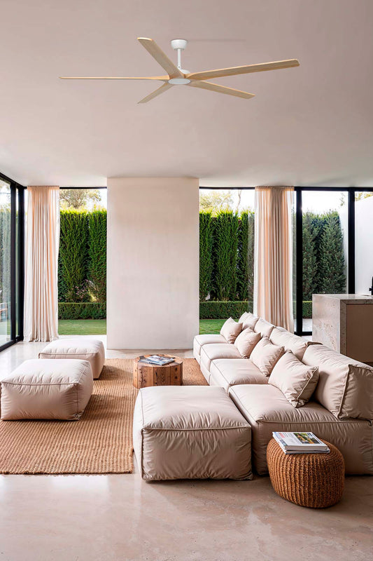 Ventilador de techo BIGWOOD 20 XL blanco y pino FARO 34191WT en ambiente hogareño, motor DC, función inversa y compatible con smart Tuya para ventilación eficiente con madera natural.