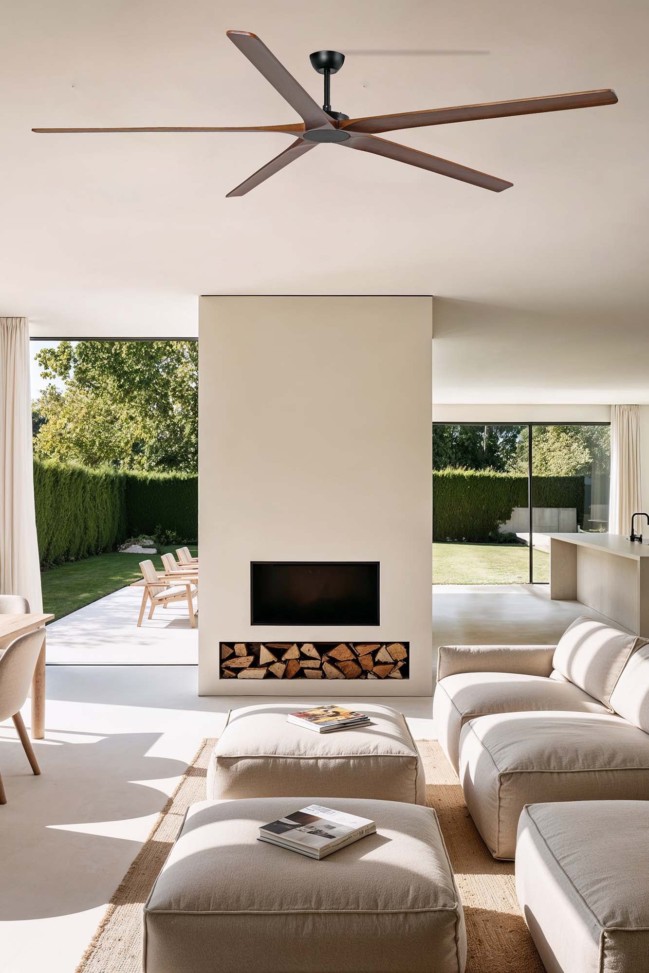 Ventilador de techo BIGWOOD 24 XXL en negro y nogal de FARO modelo 34192 instalado en ambiente moderno de gran espacio, con aspas de madera FSC ecológica, motor DC eficiente y 6 velocidades para ventilación óptima.