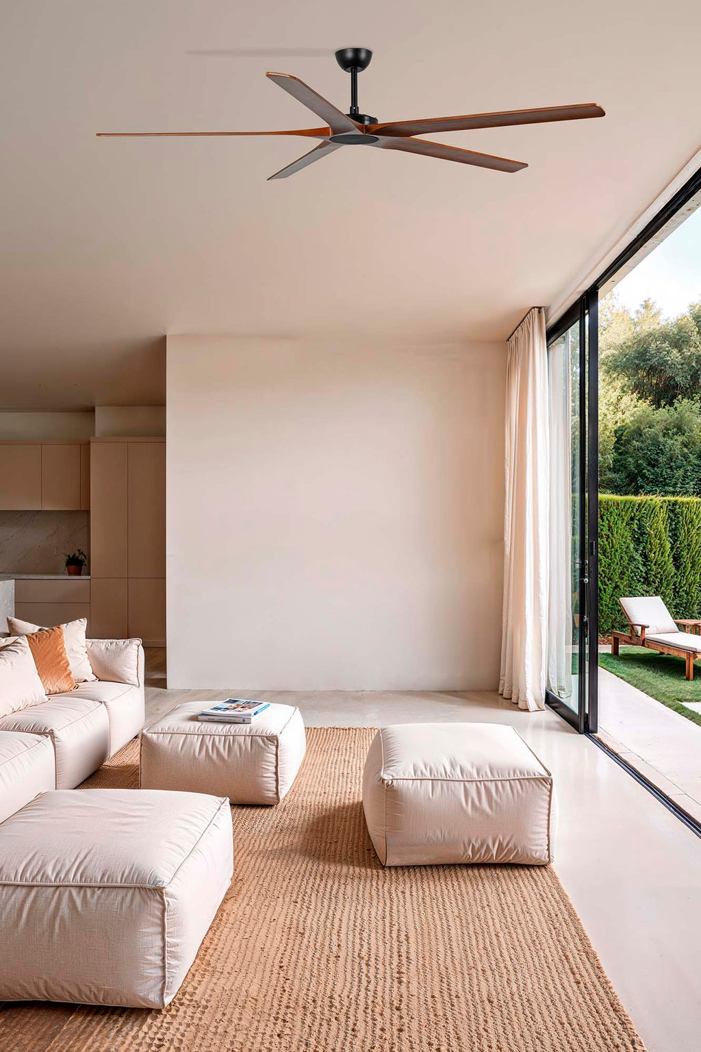 Ventilador de techo BIGWOOD 24 XXL en negro y nogal oscuro, modelo FARO 34192WT, con motor DC y control smart Tuya, instalado en amplio hogar moderno de madera de pino para óptima ventilación.