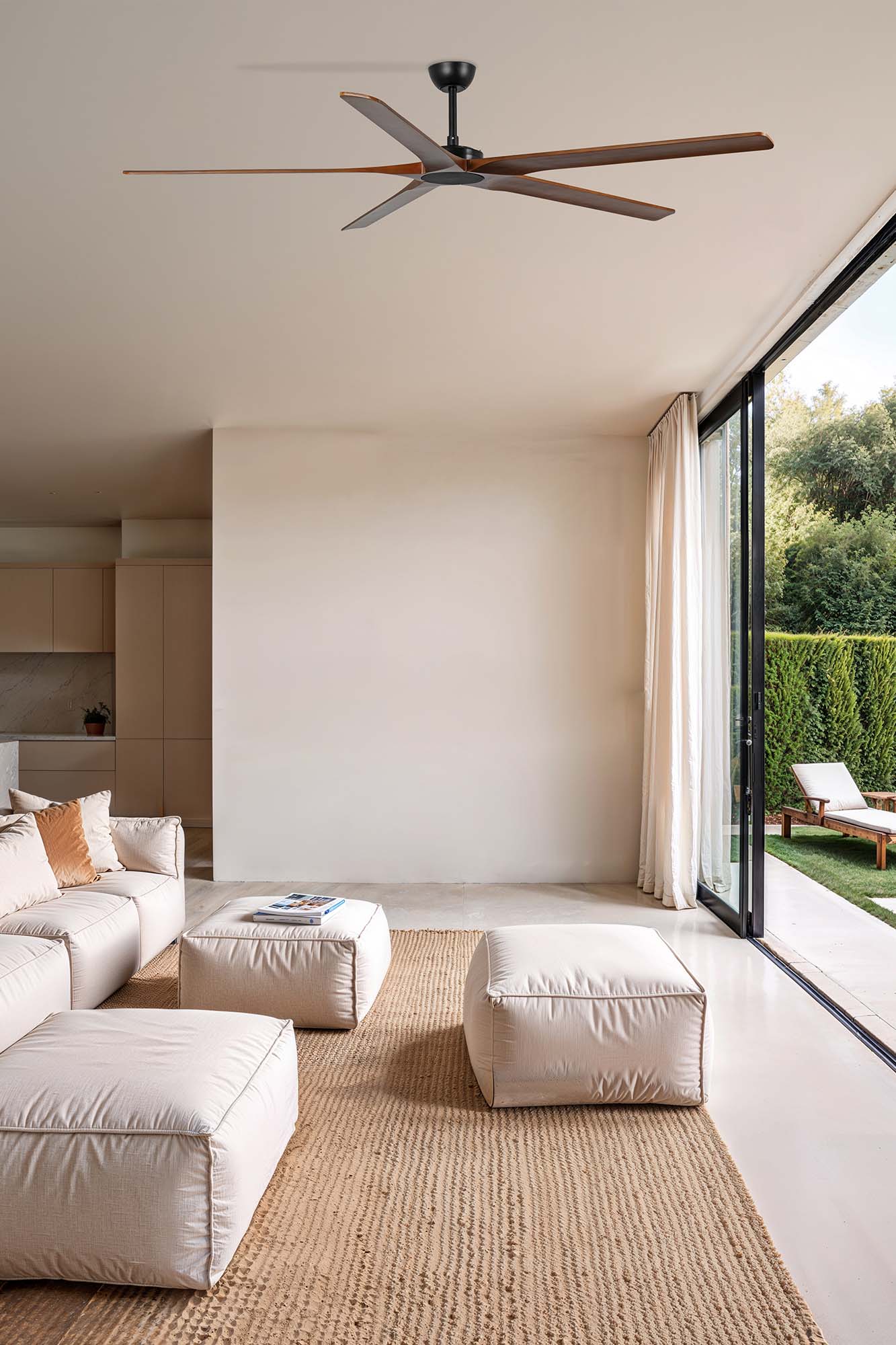 Ventilador de techo BIGWOOD 24 XXL en negro y nogal oscuro, modelo FARO 34192WT, con motor DC y control smart Tuya, instalado en amplio hogar moderno de madera de pino para óptima ventilación.