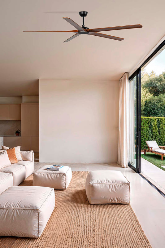 Ventilador de techo BIGWOOD 24 XXL en negro y nogal oscuro, modelo FARO 34192WT, con motor DC y control smart Tuya, instalado en amplio hogar moderno de madera de pino para óptima ventilación.