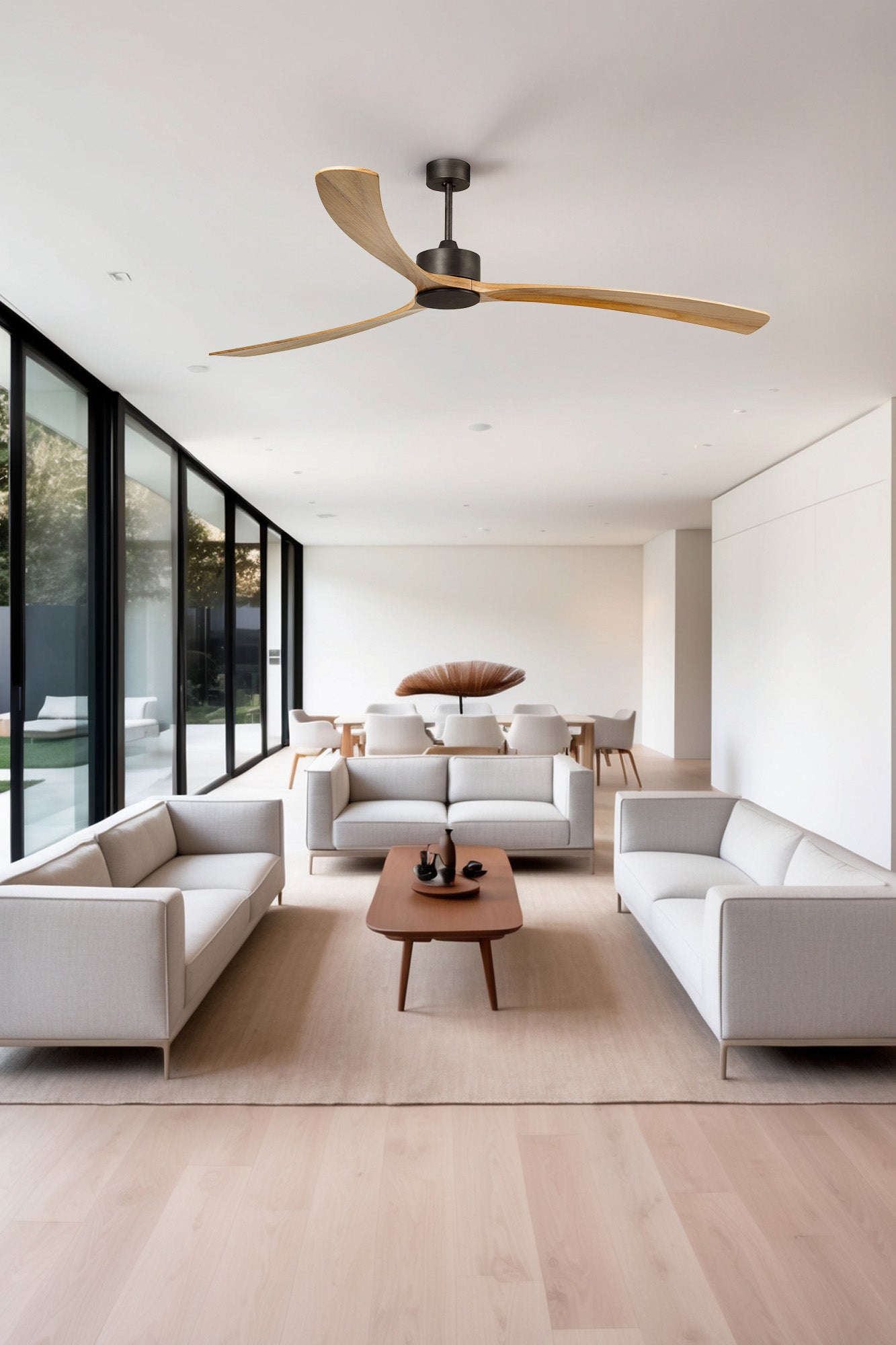 Ventilador de techo KAUAI XXL Marrón modelo 34200A de FARO en imagen ambiente de sala espaciosa con ventilación eficiente, motor DC silencioso, aspas de madera paulownia, función inversa para espacios grandes, colección 3421.