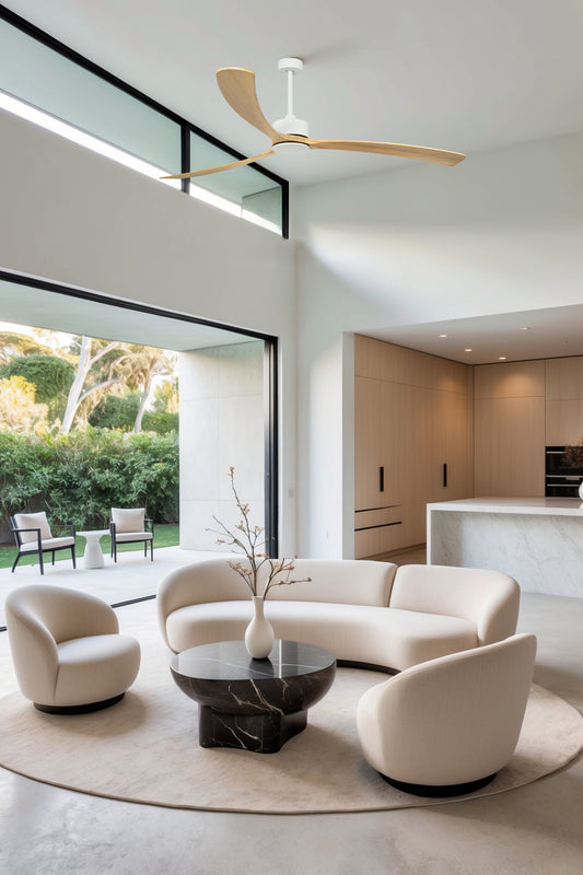 Ventilador de techo KAUAI XXL blanco FARO 34201A en ambiente moderno de sala amplia, con aspas de madera y acero, motor DC eficiente para grandes espacios, función inversa para ventilación invernal