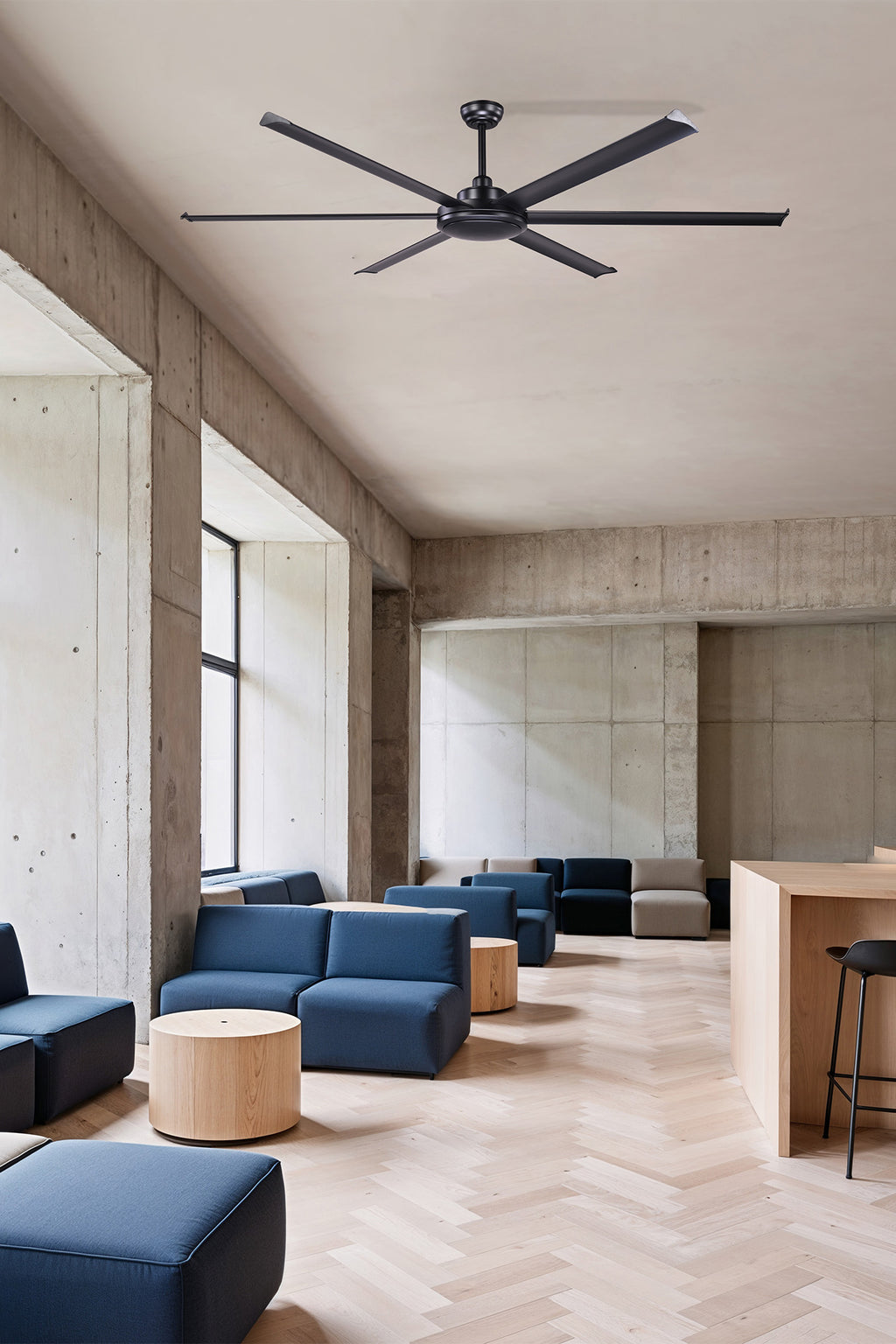 Ventilador de techo ROTTERDAM 20 XL negro de FARO (modelo 34203) en ambiente de sala moderna con techos inclinados, motor DC eficiente para espacios grandes, sin luz integrada, estructura de acero y aluminio, ventilación óptima con mando a distancia.