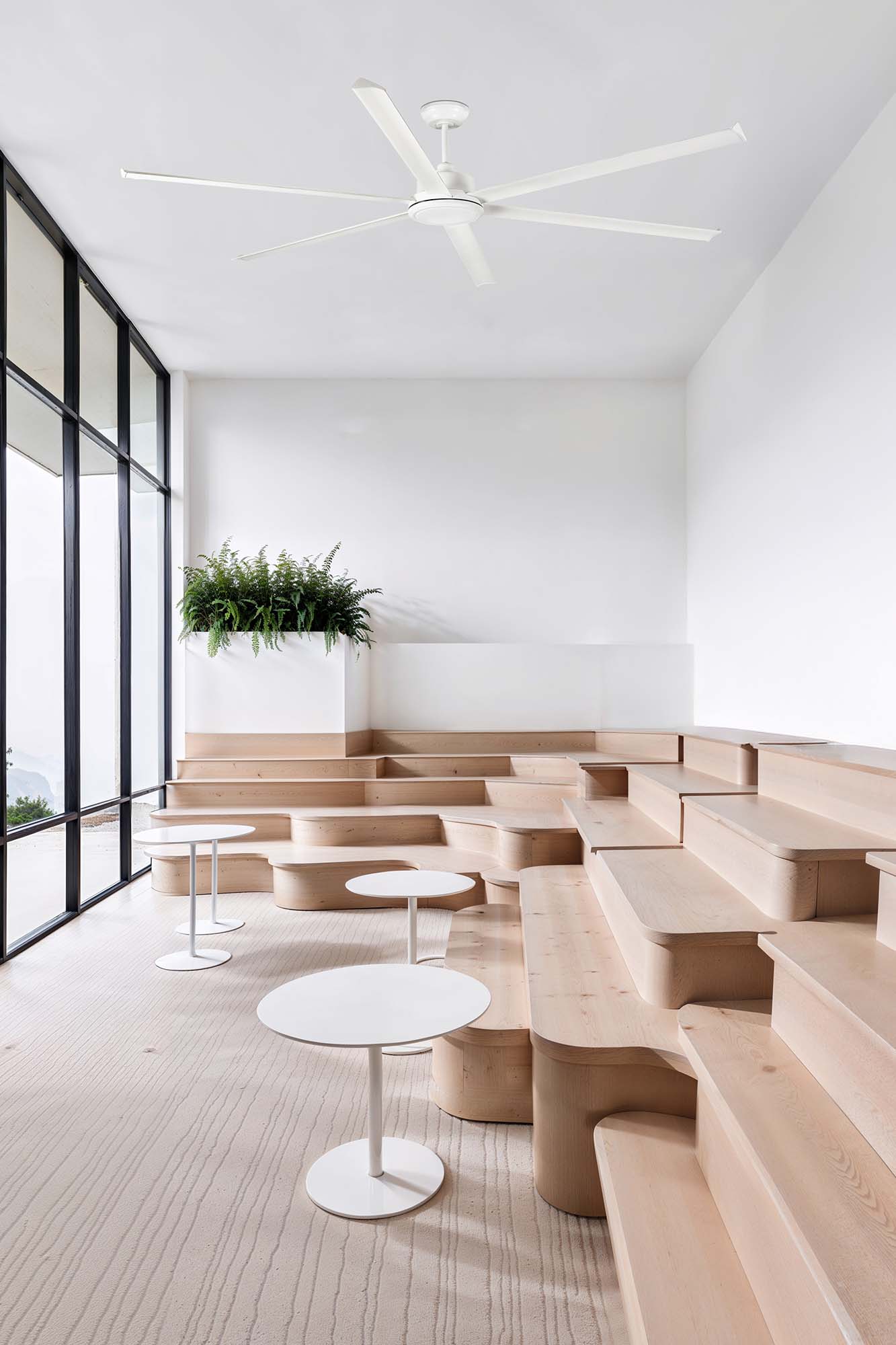 Ventilador de techo ROTTERDAM 25 XXL blanco de FARO modelo 34206 en ambiente de sala amplia, con motor DC eficiente, sin luz integrada, diseño moderno para ventilación en espacios grandes e ideal con mando a distancia.