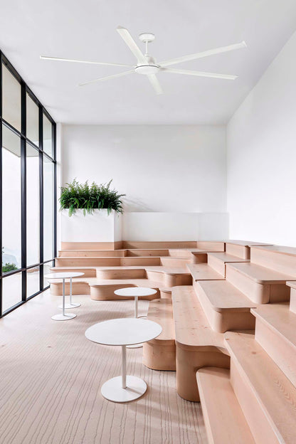 Ventilador de techo ROTTERDAM 25 XXL blanco de FARO modelo 34206 en ambiente de sala amplia, con motor DC eficiente, sin luz integrada, diseño moderno para ventilación en espacios grandes e ideal con mando a distancia.