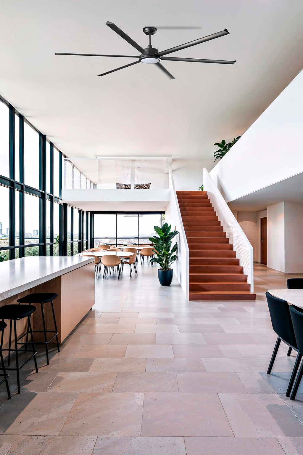 Ventilador de techo Rotterdam 25 XXL LED negro de FARO (modelo 34207-130) en ambiente hogareño amplio, con motor DC eficiente, iluminación LED integrada y mando a distancia para ventilación óptima en espacios grandes de la colección 34202.