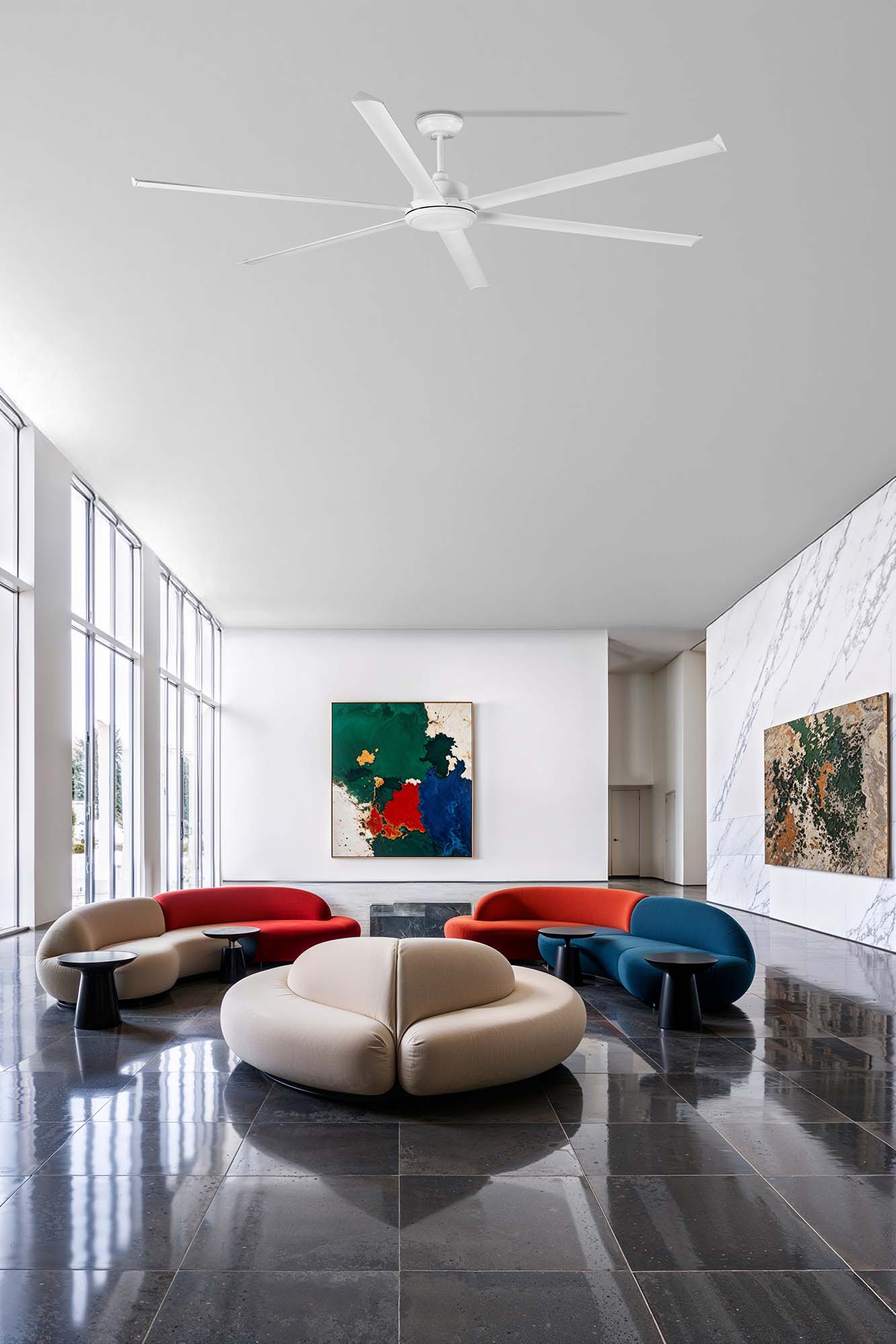 Ventilador de techo ROTTERDAM 30 XXL blanco de FARO (modelo 34210) en ambiente moderno de sala amplia, con motor DC eficiente, mando a distancia y diseño sin luz para ventilación óptima en espacios grandes.