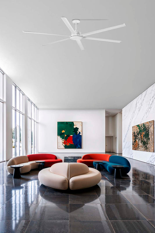 Ventilador de techo ROTTERDAM 30 XXL blanco de FARO (modelo 34210) en ambiente moderno de sala amplia, con motor DC eficiente, mando a distancia y diseño sin luz para ventilación óptima en espacios grandes.