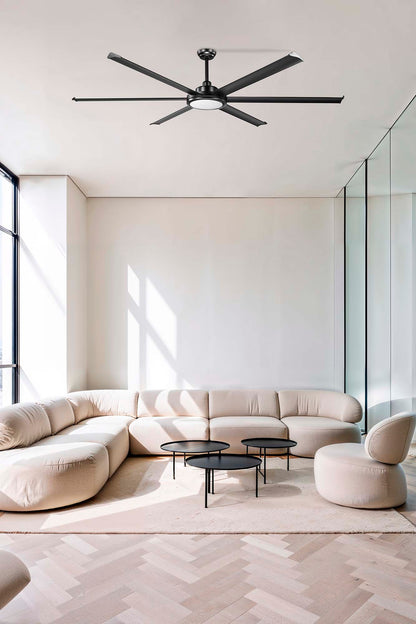 Ventilador de techo Rotterdam 30 XXL LED negro Faro 34211-130 en ambiente luminoso para espacios grandes, con luz LED integrada, motor DC eficiente y mando a distancia, ideal para ventilación óptima en interiores modernos.