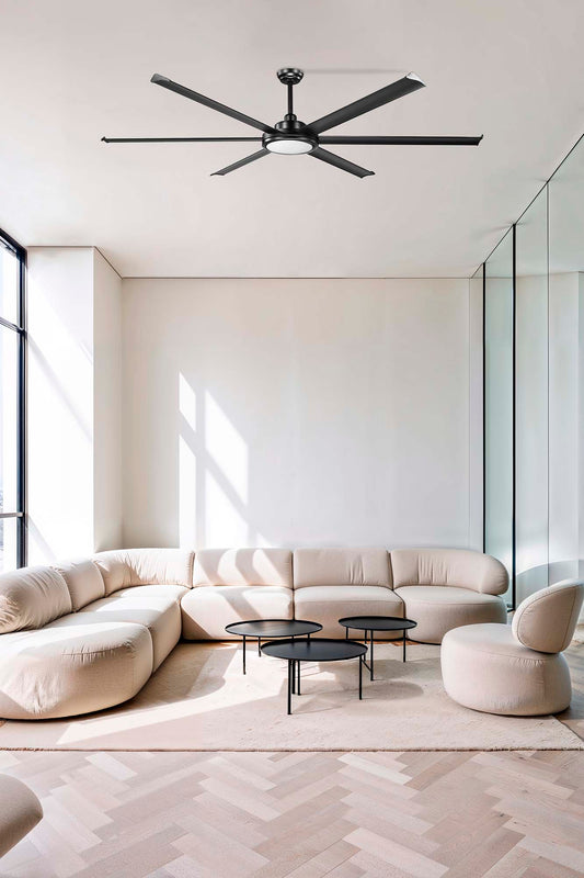 Ventilador de techo Rotterdam 30 XXL LED negro Faro 34211-130 en ambiente luminoso para espacios grandes, con luz LED integrada, motor DC eficiente y mando a distancia, ideal para ventilación óptima en interiores modernos.